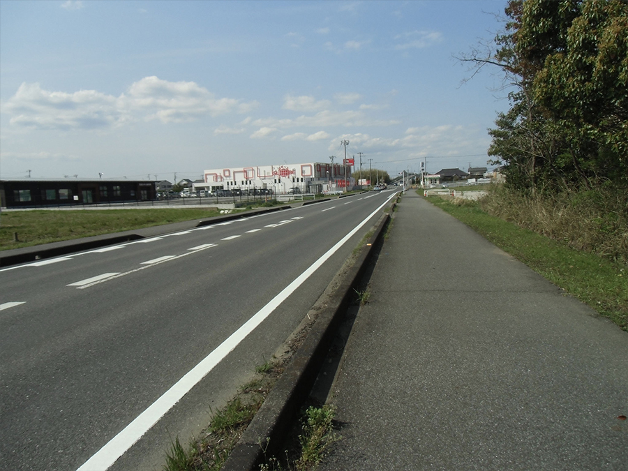 前面道路は県道茂原環状線となり、幅員は歩道を含めて15ｍあります。